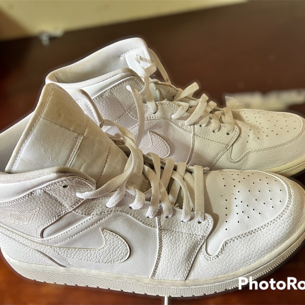 Nike Air Jordan 1’s Mid Triple White
